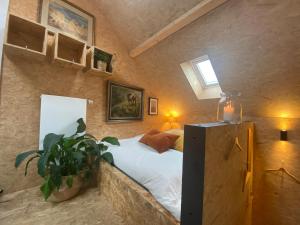 Rúm í herbergi á Tailor's Trail gîte d'adventure Beaufort Mullerthal