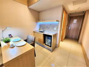 Una sala de estar con una mesa y una chimenea. en Cullinan 708E · Hotel Cullinan Luxury Premium, en Brasilia