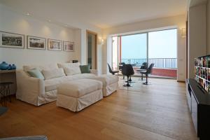ein Wohnzimmer mit einem Sofa und einem Tisch mit Stühlen in der Unterkunft The charming house in Taormina