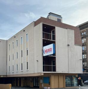 un bâtiment avec un panneau sur son côté dans l'établissement Cathedral Hill Hotel, à San Francisco