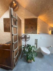 bagno con scala, servizi igienici e pianta di Tailor's Trail gîte d'adventure Beaufort Mullerthal a Beaufort Altre 37 foto