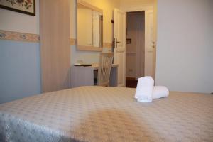 ローマにあるB&B San Michele a Porta Piaのベッドルーム1室(ベッド1台、デスク、椅子付)