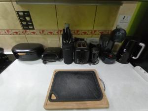 Fotografie z fotogalerie ubytování APARTAMENT VENGE -CAŁE MIESZKANIE 46m2 NA WYŁĄCZNOŚĆ - Z JEDNĄ SYPIALNIĄ I JEDNYM SYPIALNO-SALONEM -3 PIĘTRO BEZ WINDY- REZERWACJA BEZ KARTY KREDYTOWEJ-KLIMATYZACJA-NETFLIX-2 ŁÓŻECZKA DZIECIĘCE- BEZPŁATNY PARKING PUBLICZNY ve Vratislavi