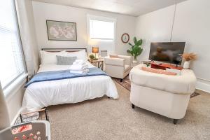 Säng eller sängar i ett rum på 5bd 1b 10 guest Spacious bedrooms NEW