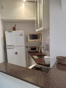 Кухня или мини-кухня в POUCOS PASSOS da PRAIA da Enseada, MELHOR praia do Guaruja e ao lado de vários estabelecimentos, podendo fazer tudo a pé !
