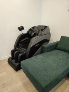 sala de estar con una gran máquina de ejercicios junto a un sofá en The Bohemian Connection, Rezerva acum studio Ultracentral Spatios si Curat, Scaun Masaj, Ceai, cafea, apa filtru, parcare publica gratuita, en Craiova