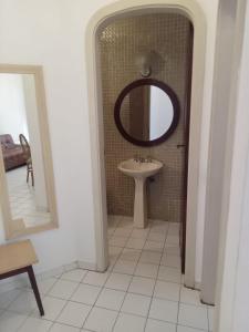 Ванная комната в POUCOS PASSOS da PRAIA da Enseada, MELHOR praia do Guaruja e ao lado de vários estabelecimentos, podendo fazer tudo a pé !