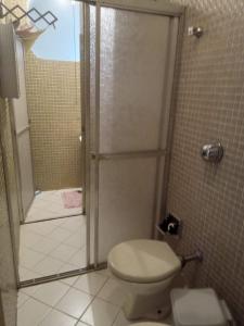 Ванная комната в POUCOS PASSOS da PRAIA da Enseada, MELHOR praia do Guaruja e ao lado de vários estabelecimentos, podendo fazer tudo a pé ! +6 фотографий