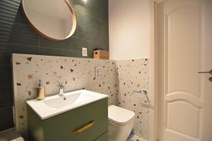 Ένα μπάνιο στο Stylish Apartment with video projector +59 φωτογραφίες