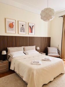 1 dormitorio con 1 cama grande con manta blanca en Prati Dream House, en Roma