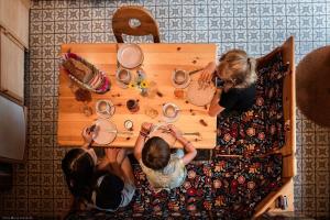 a group of children sitting at a wooden table at Susque8 in Izel