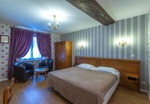 Postel nebo postele na pokoji v ubytování Hotel De La Cloche
