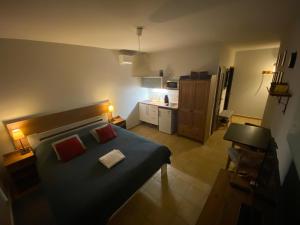 sypialnia z łóżkiem z 2 czerwonymi poduszkami w obiekcie Vila Helena Hrabovo - Studio Helena 5 w Rużomberku