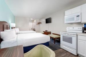 una camera d'albergo con letto e cucina di Bikini Beach Resort a Panama City Beach