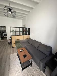 sala de estar con sofá y mesa de centro en La Alcoba by Casa de Rosita AT-BA-00215 en Fuente del Maestre