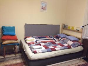 Casa Mamma في بودابست: غرفة نوم عليها سرير وبطانية