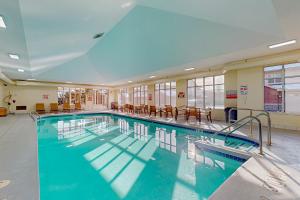 une grande piscine avec des chaises et des tables dans l'établissement Delton Grand Resort, à Wisconsin Dells