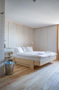 a bedroom with a large bed in a room at Hôtel-Restaurant du Cerf in Les Ponts-de-Martel
