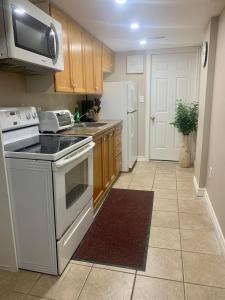 uma cozinha com um fogão branco e um frigorífico em 2 bedroom basement with private side entrance em Guelph