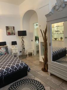1 dormitorio con cama y espejo en Fashion Loft Luxury Milano, en Milán