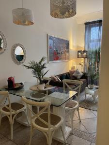 - un salon avec une table et des chaises en verre dans l'établissement Fashion Loft Luxury Milano, à Milan