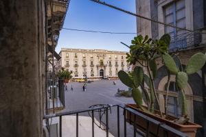 balcone con vista su un edificio. di CHARME Catania Central Suites a Catania