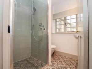 łazienka z prysznicem i toaletą w obiekcie Blossom Cottage w mieście Chipping Campden +29 zdjęć