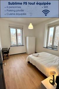 a bedroom with a bed and a desk and windows at Appartement F5 proche centre ville in Mulhouse