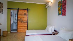 Postel nebo postele na pokoji v ubytování Nungwi House