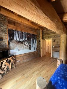 una stanza con una parete con la foto di un lupo di Chalet 10 pers sauna & SPA La tanière des Vosges a La Bresse