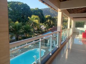 a balcony with a view of a swimming pool at Pousada Del Mare di Ponta Negra in Maricá