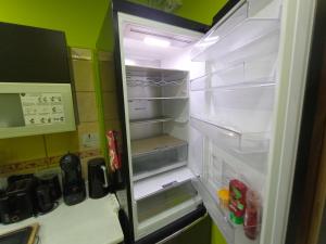 Kuchyň nebo kuchyňský kout v ubytování APARTAMENT VENGE -CAŁE MIESZKANIE 46m2 NA WYŁĄCZNOŚĆ - Z JEDNĄ SYPIALNIĄ I JEDNYM SYPIALNO-SALONEM -3 PIĘTRO BEZ WINDY- REZERWACJA BEZ KARTY KREDYTOWEJ-KLIMATYZACJA-NETFLIX-2 ŁÓŻECZKA DZIECIĘCE- BEZPŁATNY PARKING PUBLICZNY