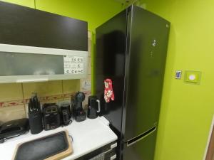 Kuchyň nebo kuchyňský kout v ubytování APARTAMENT VENGE -CAŁE MIESZKANIE 46m2 NA WYŁĄCZNOŚĆ - Z JEDNĄ SYPIALNIĄ I JEDNYM SYPIALNO-SALONEM -3 PIĘTRO BEZ WINDY- REZERWACJA BEZ KARTY KREDYTOWEJ-KLIMATYZACJA-NETFLIX-2 ŁÓŻECZKA DZIECIĘCE- BEZPŁATNY PARKING PUBLICZNY
