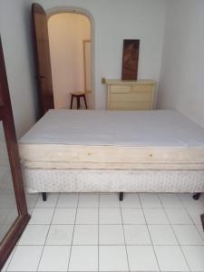 Кровать или кровати в номере POUCOS PASSOS da PRAIA da Enseada, MELHOR praia do Guaruja e ao lado de vários estabelecimentos, podendo fazer tudo a pé !