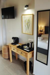 ナフパクトスにあるSanta Domenica Nafpaktos - Rooms and Apartments by the Seaのテーブル、鏡、ベッド1台が備わる客室です。 +72枚の写真