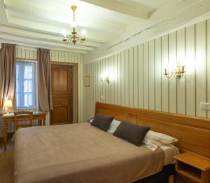 Postel nebo postele na pokoji v ubytování Hotel De La Cloche