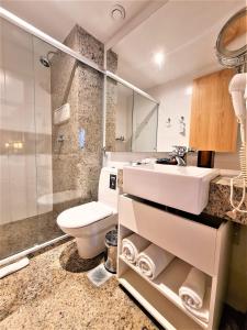 a bathroom with a sink and a toilet and a shower at Cullinan 1017E · Hotel Cullinan Luxury Premium com varanda in Brasilia