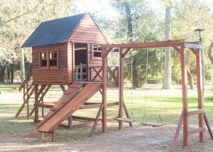 un patio de madera con una casa en el árbol en Ñande Retá en Colonia Carlos Pellegrini