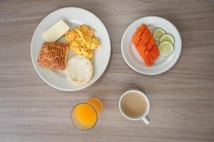 dos platos de desayuno y una taza de café en Hotel Barranqueros Soledén, en Armenia