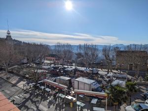 uma vista superior de um parque de estacionamento com um comboio em 2 chambres avec vue panoramique em Montauroux