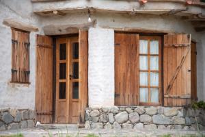 Casa antigua con puertas y ventanas de madera en El Cerco del Trigo in 