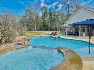 The swimming pool at or close to Country Getaway 4 Bedroom Resort in 10 Acre Lot