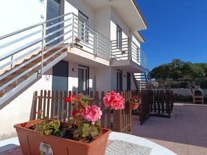 a house with a table with flowers on it at Residence La Duna in Castel Volturno