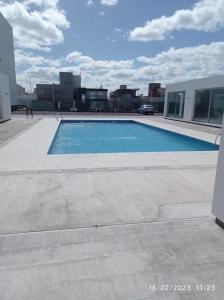 a swimming pool on the side of a building at DEPARTAMENTO PUERTO MADRYN in Puerto Madryn