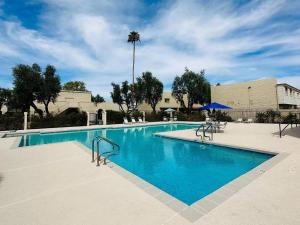 Bazén v ubytování Serene and Stylish Townhouse in Scottsdale 3BD 3BTH - Monthly Listing nebo v jeho okolí