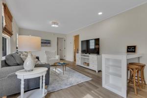 Televiisor ja/või meelelahutuskeskus majutusasutuses Beachy 3BD Bungalow One Block from Scenic Walkway