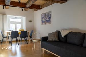 a living room with a couch and a table at Kleines Schwarzwald Apartment City in Villingen-Schwenningen