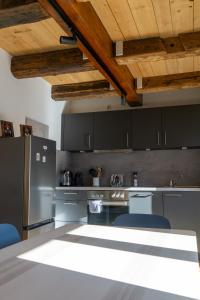 eine Küche mit Küchengeräten aus Edelstahl und Holzdecken in der Unterkunft Kleines Schwarzwald-Glück City in Villingen-Schwenningen