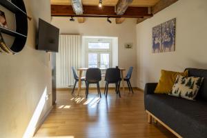 ein Wohnzimmer mit einem Sofa und einem Tisch in der Unterkunft Kleines Schwarzwald-Glück City in Villingen-Schwenningen