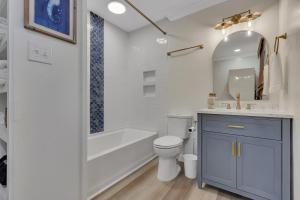 Vannituba majutusasutuses Beachy 3BD Bungalow One Block from Scenic Walkway +13 fotot